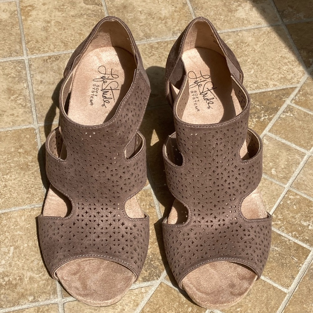 Size 8W Life Stride Heidi Wedge Sandals